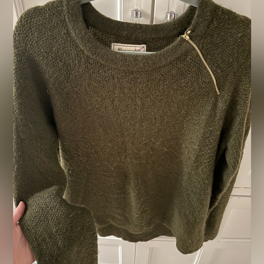 Olive green zip up Abercrombie & Fitch sweater, size M